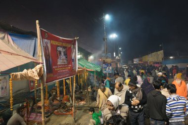 BABUGHAT, KOLKATA, BEST BENGAL / INDIA - 9 HAZİRAN 2018: Gangasagar için geçiş kampı Makar Sankranti (Ganj Nehri 'nde kutsal banyo). Renkli ışık ve kutsal dumanla vuruldu.