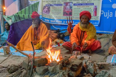 BABUGHAT, KOLKATA, BEST BENGAL / INDIA - 9 HAZİRAN 2018: Hint Hindu Sadhusu 'nun toplanması, Gangasagar transit kampında dini şarkılar söylemek. Kışın renkli ışıkta çekilen.