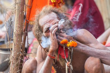 BABUGHAT, KOLKATA, Batı BENGAL / INDIA - 10 HAZİRAN 2015: Esrar içen Hindu Sadhu, yerel olarak Ganja, bir tür kanabis sativa .