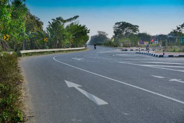 Howrah, Batı Bengal, Hindistan - 24 Şubat 2018: Hindistan ulusal otoyolu betondan yapılmış yol, yukarıda mavi gökyüzü. Resim yükle.