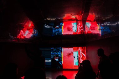 KOLKATA, INDIA - 9 Şubat 2018: Kitap fuarında 3-D sunumunu gösteren renkli bir kitaplığın içindeki müşteriler. Dünya 'nın en büyük, en katılımcı ve en ünlü ticaret dışı kitap fuarıdır..