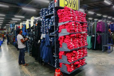 ULUBERIA, HOWRAH, BEST BENGAL / INDIA - 18 Mart 2018: Dechathlon S.A. 'de spor kıyafetlerini kontrol eden Hintli bir adam - dünyanın en büyük spor malzemeleri perakendecisi. Rahip satışı..