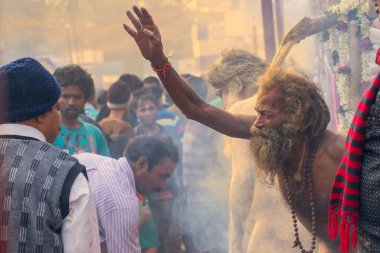 BABUGHAT, KOLKATA, BEST BENGAL / INDIA - 11 HAZİRAN 2015: Hindu Sadhu beyaz kül ile vücut ve yüz, kutsanmış Hintli erkekler.