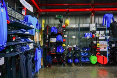 ULUBERIA, HOWRAH, BEST BENGAL / INDIA - 18 Mart 2018: Kipsta, markalı spor çantaları Dechathlon S.A. 'da sergilenmektedir - dünyanın en büyük spor malzemeleri perakendecisi. Editoryal stok resmi.