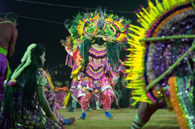 BAMNIA, PURULIA, BEST BENGAL, INDIA - 23 ARALIK 2015: Canavar gibi giyinmiş dansçılar, Chhau Dans Festivali 'nde sahne alıyorlar. Seyirciler arasında yapılan Hint kabilesi dövüş dansı..