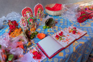 Tanrıça Laxmi, Tanrı Ganesh ve yeni yıl için yeni hesap defterleri, yeni yılın hayırlı gününde çiçek ve çeşitli malzemelerle tapılıyor. Geleneksel Bengali Hindu ritüeli.