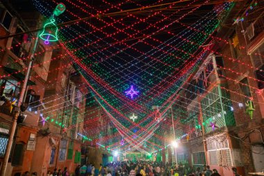 KOLKATA, Batı BENGAL, INDIA - 24 ARALIK 2017: Sokak, Bow Kışlası 'nda, ünlü Anglo-Hindistan caddesi Kolkata' da, gece vakti, tepedeki ışıklarla decoarte edilmiştir..