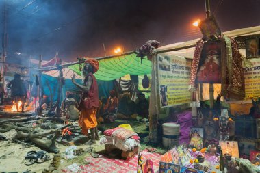 BABUGHAT, KOLKATA, BEST BENGAL / INDIA - 9 HAZİRAN 2018: Hint Hindu Sadhusu 'nun toplanması, safran elbiseler ve müzik enstrümanlarıyla dini şarkılar söylemek. Asint Kutsal Duman.