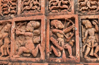 Madanmohan Tapınağı, Bishnupur, Batı Bengal, Hindistan 'da terakottadan yapılmış figürler. .