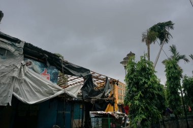 Howrah, Batı Bengal, Hindistan - 21 Mayıs 2020: Süper Kasırga Amphan tarafından yıkılan ve binaların çoğuna ağır hasar veren bir dükkan. Fırtınadan kurtulan çok az yapı var..