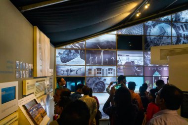 KOLKATA, INDIA - 9 Şubat 2018: Kitap fuarındaki renkli bir kitapçıda müşteriler. Dünya 'nın en büyük, en katılımcı ve en ünlü ticaret dışı kitap fuarıdır..