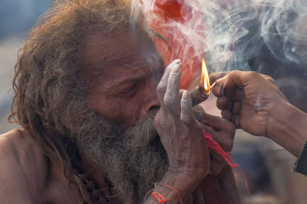 Babughat Kolkata Bengal Occidental India Enero 2015 Hindú Sadhu Fuma —  Fotos de Stock