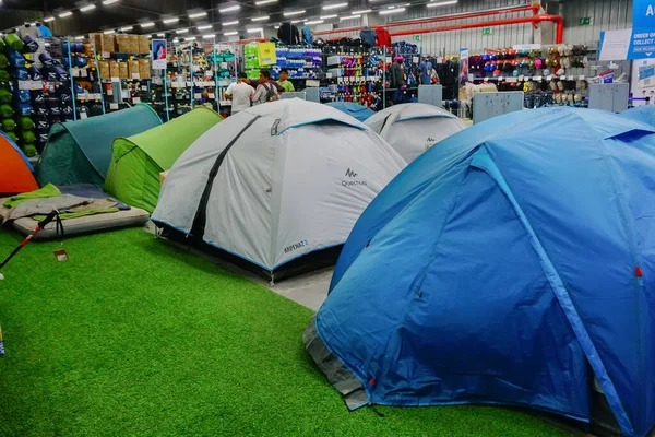ULUBERIA, HOWRAH, BEST BENGAL / INDIA - 18 Mart 2018: Dünyanın en büyük spor malzemeleri perakendecisi olan Dechathlon S.A. mağazasında renkli çadırlar sergilenmektedir. Editoryal stok resmi.