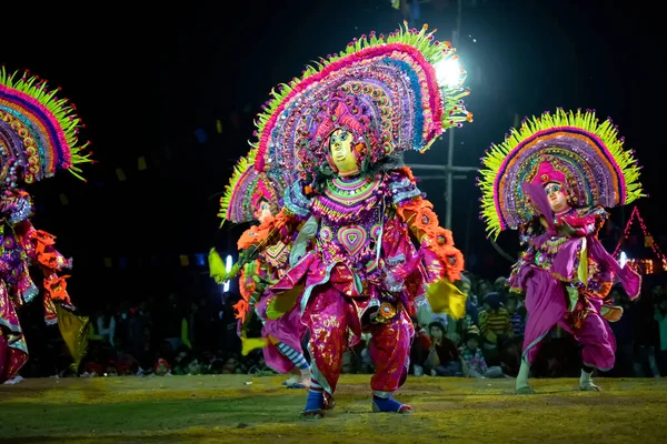 バンニア プルーリア 西ベンガル州 インド 2015年12月23日 チャウ ダンス フェスティバルで演奏する部族のダンサー それは夜に行われる非常に人気のあるインドの部族の武道 色の光です — ストック写真