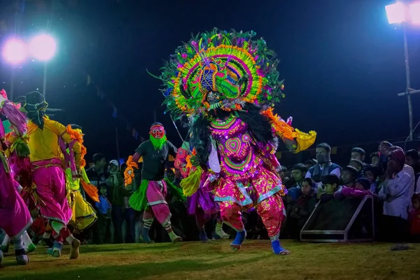 バンニア プルリア 西ベンガル インド 2015年12月23日 チョウダンスフェスティバルで鬼として演奏するチョウダンサー 夜に行われる非常に人気のあるインドの部族の武道 色の光 — ストック写真