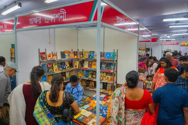 Kolkata Índia Fevereiro 2018 Clientes Sexo Feminino Comprando Livros Dentro — Fotografia de Stock