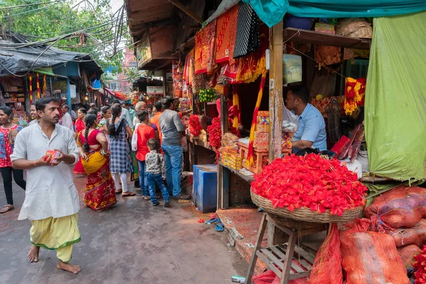 コルカタ 西ベンガル州 インド 4月15 2019 ハイビスカスの花 赤いサリスなどの礼拝材料は カリャート市場のベンガルの信者に販売されています 画像はKalighat Bengali — ストック写真