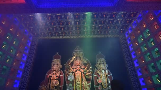 インドの西ベンガル州ハウラー 2019年10月5日 ヒンズー教徒のベンガル人聖職者がサンスクリット語のシュロカを唱え 鏡を見せ ドゥルガ女神に祈ります ドゥルガ アラティ 太鼓の音と聖なる煙とヒンズー教の儀式 — ストック動画
