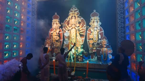 印度西孟加拉邦 2019年10月5日 印度教孟加拉祭司高唱梵语Shlokas并展示镜子 向女神Durga祈祷 Durga Aarti 印度教仪式 鼓声和神圣的烟雾 — 图库视频影像