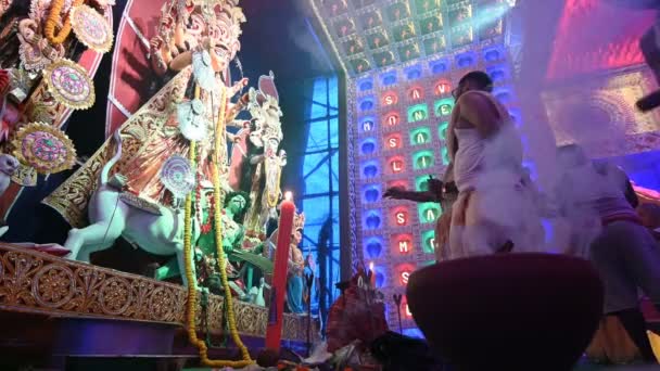 インドの西ベンガル州ハウラー2019年10月5日 ヒンズー教徒のベンガル人聖職者がシャルカを唱え 女神ドゥルガをプラディプとシャンカ 光と巻貝 ドゥルガ アラティを聖なる煙の下で崇拝 — ストック動画