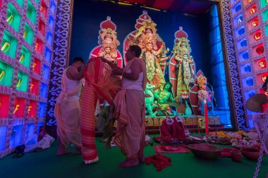Howrah, Batı Bengal, Hindistan - 5 Ekim 2019: Hindu rahipler, bir muz ağacı olan Kola Bou 'nun üzerine kırmızı sari örterek, onu bir tanrıçaya, Tanrı Ganesha' nın eşine dönüştürdüler. Saptami puja, Durga Puja festivali.