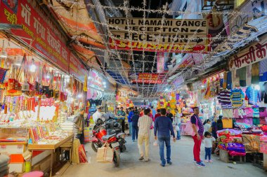 Haridwar, Garhwal, Hindistan - 3 Kasım 2018: Geceleyin Motibazar 'dan geçen Hintli ziyaretçiler, Haridwar' ı ziyaret eden turistler için ünlü bir pazar yeri..