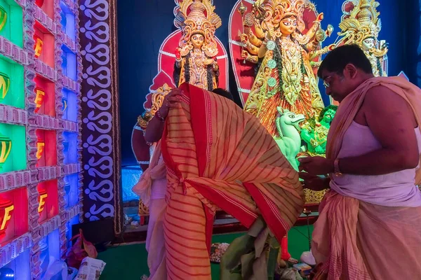 Howrah Bengala Occidental India Octubre 2019 Sacerdotes Cubriendo Sari Rojo —  Fotos de Stock