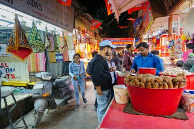 Haridwar, Garhwal, Hindistan - 3 Kasım 2018: sokak yemekleri satılıyor. Motibazar 'ın gece görüntüsü, Haridwar' ı ziyaret eden turistler için ünlü bir pazar yeri..