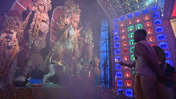 ハワラ 西ベンガル州 インド 10月2019 ヒンズー教徒のベンガル人の司祭がサンスクリット語のShlokasを唱え 神聖な煙の下でDurga Aartiを手にしてDurgaの女神を崇拝しています ドゥルガ法会 ヒンズー教の儀式 — ストック動画