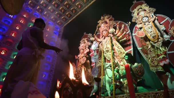 Howrah West Bengal 2019年10月5日 印度西孟加拉邦 年轻的印度教牧师在神圣的烟幕下向女神Durga敬拜 Durga Puja音乐节仪式 在彩灯下拍摄 印度教节 — 图库视频影像