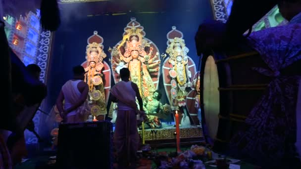 インド西ベンガル州ハウラー2019年10月5日 ドラムとカンソール ゴンタが演奏される一方で インド女性のシャリがドゥルガ祭でドゥルガ ドゥルガ ソンドヤ アーティを崇拝することを提案している — ストック動画