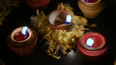 Rangoli çiçekleri, mumlar ya da diyalar, geceleri Deepabali ışıkları. Karanlık arkaplan görüntüsü.