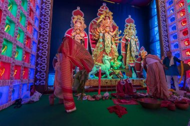 Howrah, Batı Bengal, Hindistan - 5 Ekim 2019: Hindu rahipler, bir muz ağacı olan Kola Bou 'nun üzerine kırmızı sari örterek, onu bir tanrıçaya, Tanrı Ganesha' nın eşine dönüştürdüler. Saptami puja, Durga Puja festivali.