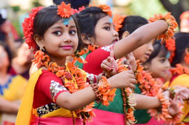 KOLKATA, INDIA - 5 Mart 2015: Hindistan 'a gelişi kutlayan Holi / Spring festivalinde (Bengalce) veya Holi (Hintçe) olarak bilinen kız çocuk dansçıları. Bengalliler arasında çok popüler bir festival..