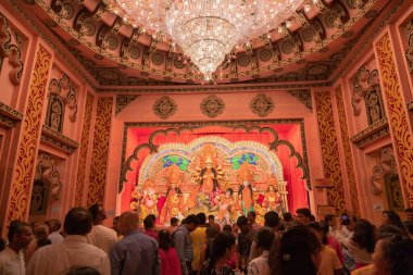 KOLKATA, INDIA - 26 SEPTEMBER 2017: Renkli ışıkta çekilen Durga Puja pandalının gece görüntüsü, Kolkata, Batı Bengal, Hindistan. Durga Puja, Hinduizm 'in en büyük dini festivali..