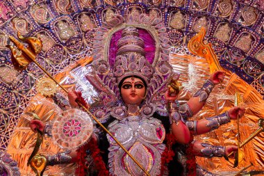 Kolkata, Batı Bengal 'de renkli ışıkta çekilen Durga Puja pandalında tanrıça Durga idolü. Durga Puja, Hinduizm 'in en büyük dini festivali ve şimdi dünya çapında kutlanıyor..