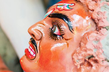  Sanatçı, iblis Asura 'nın Clay putunu Kumartuli, Kolkata' da yapılacak Durga Puja festivali için hazırlıyor. Hinduizm 'in en büyük festivali.