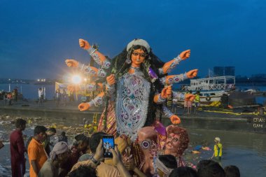 KOLKATA, Batı BENGAL, Hindistan - 30 Eylül 2017: Tanrıça Durga 'nın putu Ganj Nehri' ne batırılıyor. Hindular tarafından 