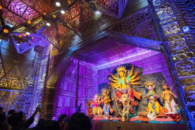 KOLKATA, INDIA - 18 Ekim 2015: Renkli ışıkta çekilen Durga Puja pandalının gece görüntüsü, Kolkata, Batı Bengal, Hindistan. Durga Puja, Hinduizm 'in en büyük dini festivali..
