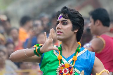 KOLKATA, INDIA - 1 Mart 2018: Bengali erkek dansçısının dans pozu, parlak renk ve süs giyinmiş, geleneksel Hint elbisesi, bahar festivalinde dans - Dol veya Holi.