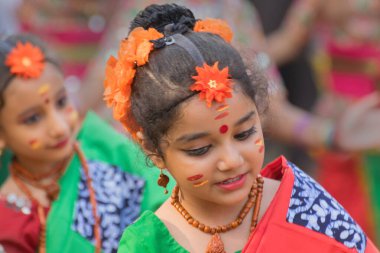 KOLKATA, INDIA - 12 Mart 2017: Sari (geleneksel Hint elbisesi) giymiş kız dansçı portresi ve Palash çiçekleri (Butea monosperma) makyaj, Dol (Bengalce) veya Holi (Hintçe) dans).