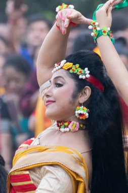KOLKATA, INDIA - 1 Mart 2018: Sarı ve kırmızı sari giymiş genç kız dansçılar - geleneksel Hint elbisesi, Bahar festivalinde Dol - Bengalce veya Holi - Hintçe.