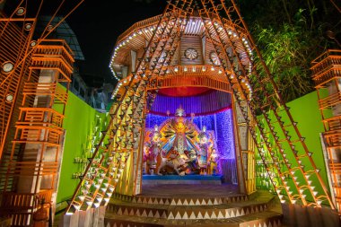 KOLKATA, INDIA - 18 Ekim 2015: Renkli ışıkta çekilen Durga Puja pandalının gece görüntüsü, Kolkata, Batı Bengal, Hindistan. Durga Puja, Hinduizm 'in en büyük dini festivali..