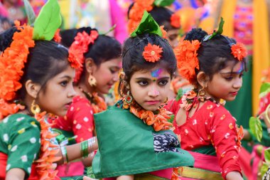 KOLKATA, INDIA - 5 Mart 2015: Hindistan 'a gelişi kutlayan Holi / Spring festivalinde (Bengalce) veya Holi (Hintçe) olarak bilinen kız çocuk dansçıları. Bengalliler arasında çok popüler bir festival..