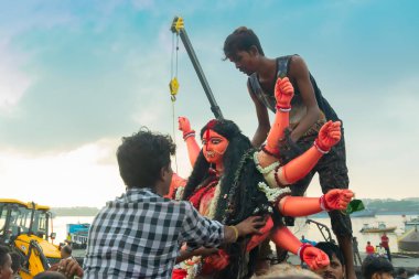 Kolkata, Batı Bengal, Hindistan - 30 Eylül 2017: Durga Puja festivali sonunda Tanrıça Durga 'nın Idol' u Ganj Nehri 'ne batırılmak üzere taşınıyor. Etkinliğin adı Bengalce Bisorjon.