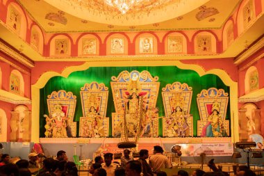 KOLKATA, INDIA - SEPTEMBER 29, 2017: Renkli ışıkta vurulan Durga Puja pandalının içindeki Tanrıça Durga idolü. Durga Puja, Hinduizm 'in en büyük dini festivali..