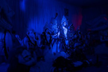 Kolkata, Batı Bengal 'de renkli ışıkta çekilen Durga Puja pandalında tanrıça Durga idolü. Durga Puja, Hinduizm 'in en büyük dini festivali ve şimdi dünya çapında kutlanıyor..