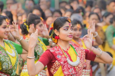 KOLKATA, INDIA - 12 Mart 2017: Bahar festivalinde sari (geleneksel Hint elbisesi) giymiş genç kız dansçılar, ie, Dol (Bengalce) veya Hindistan 'a gelişi kutlayan Holi (Hintçe).