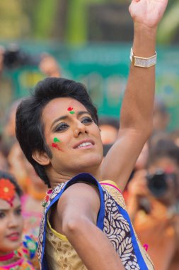 KOLKATA, INDIA - 12 Mart 2017: Bahar festivalinde sari (geleneksel Hint elbisesi) giymiş genç kız dansçılar, ie, Dol (Bengalce) veya Hindistan 'a gelişi kutlayan Holi (Hintçe).