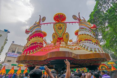 KOLKATA, INDIA - 21 Ekim 2015: Kolkata, Batı Bengal, Hindistan 'da, Durga Puja pandalının güzel dış görünüşü. Durga Puja, Hinduizm 'in en büyük dini festivali..